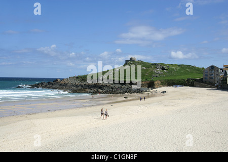 Chapelle de St Nicholas surplombant la plage de Perran, St Ives, Cornwall, UK. Banque D'Images