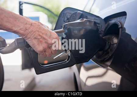 Remplissage femme voiture à une station d'essence Banque D'Images