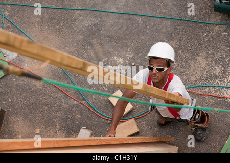 Portrait d'un charpentier du levage d'une ossature board Banque D'Images