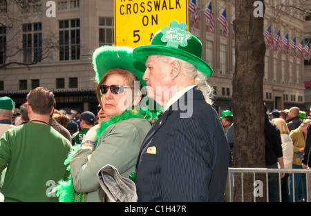 Mars 17, 2011 - Paris : Saint Patrick's Day Parade dans la Cinquième Avenue foule, gentleman et dame portant des chapeaux verts. Banque D'Images