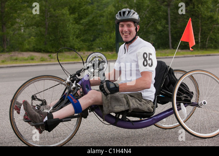 L'homme avec la moelle épinière qui participent à une course de vélo manuel Banque D'Images