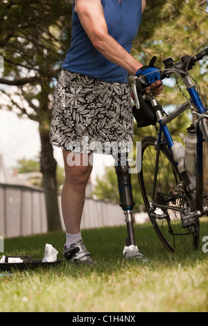 Femme avec prothèse de la préparation pour une course de vtt Banque D'Images