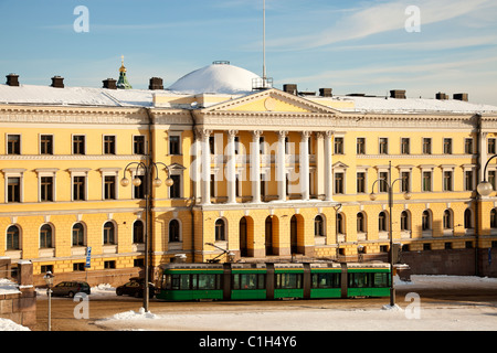 Tramway vert en face du Musée de l'Université d'Helsinki Banque D'Images