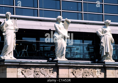 France, Rhône, Lyon, l'opéra de Lyon, reconstruite par Jean Nouvel, détail des statues sur la terrasse Banque D'Images