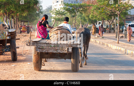 Indian charrette, pilote et femme, voyager accueil du marché, Puttaparthi, Andhra Pradesh, Inde Banque D'Images