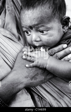 Les mères indiennes rurales bébé en écharpe. L'Andhra Pradesh, Inde. Monochrome Banque D'Images