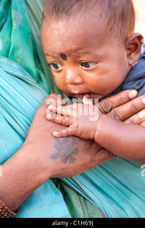Les mères indiennes rurales bébé en écharpe. L'Andhra Pradesh, Inde Banque D'Images