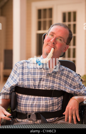 L'homme avec la dystrophie musculaire de Duchenne, avec un ventilateur de respiration Banque D'Images