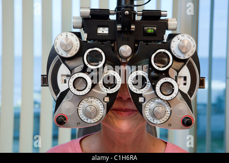 Woman getting Examen de la vue avec un phoropter Banque D'Images