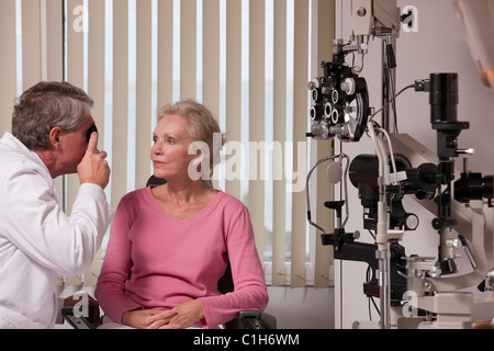 L'examen de l'ophtalmologiste une femme avec les yeux de l'ophtalmoscopie directe Banque D'Images