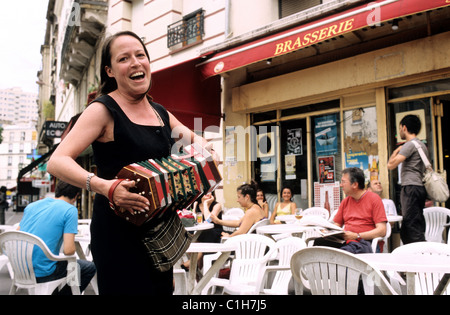 France, Paris, Edwige, chanteur de rue au quartier Menilmontant Banque D'Images