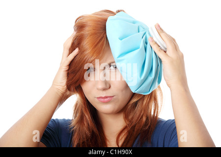 Femme avec un sac de glace pour les maux de tête et migraines Banque D'Images