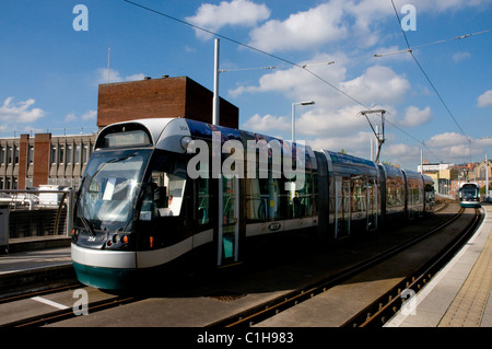 Nottingham City Tram numéro 204 à la rue station terminus à Nottingham en Angleterre Banque D'Images