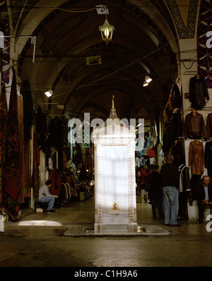 La fontaine de marbre dans le Grand Bazar (Kapali Carsi) à Istanbul en Turquie. Banque D'Images