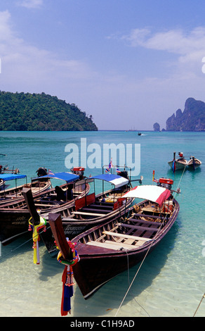 La Thaïlande, la province de Krabi, Ko Phi Phi Don, bateaux longtail. Banque D'Images
