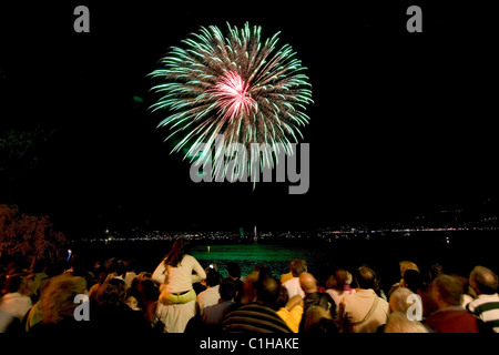 L'Italie, le Lac Majeur, Fireworks dans Laveno town Banque D'Images