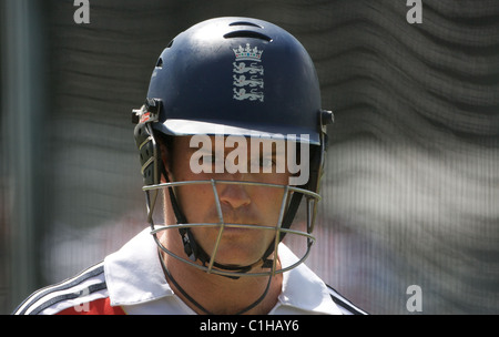 Andrew Strauss dans les filets au cours de la séance de formation à l'Angleterre en préparation du Seigneur pour le deuxième test de cendres Banque D'Images