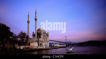 Mosquée Ortakôy (Buyuk Mecidiye) Mosquée Ortakôy au à Istanbul en Turquie. Banque D'Images