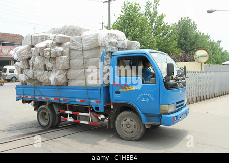 Maec bleu camion de livraison. Avec des cartons d'emballage en sacs. Pudong, Shanghai, Chine. Banque D'Images