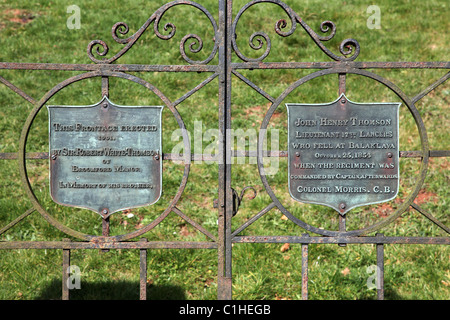 Plaques sur porte de monument dédié à John Henry Thomson 17e lanciers à Devon Hatherleigh England UK Banque D'Images