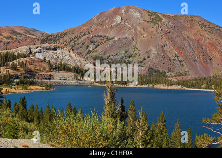 Sur le lac Tioga pass dans un environnement de montagnes pittoresque Banque D'Images