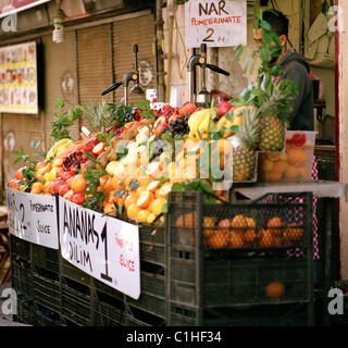 Rue de fruits market stall à Beyoglu à Istanbul en Turquie en Moyen-Orient Asie. Les aliments frais de voyage turc du commerce entreprise Organic Banque D'Images