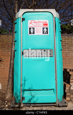 Toilettes portatives sur un chantier de construction au Royaume-Uni Banque D'Images