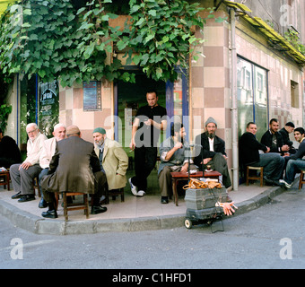 Les hommes dans le quartier ouvrier de Balat à Istanbul en Turquie. Banque D'Images