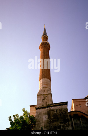 Le minaret en brique de l'Aya Sofya Sainte-sophie dans Sultanahmet Istanbul en Turquie en Moyen-Orient Asie. Histoire Bâtiment Architecture Wanderlust Travel Banque D'Images