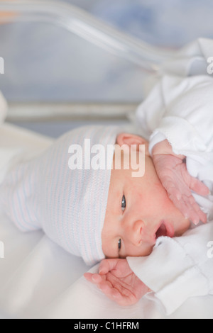 Bébé nouveau-né endormi dans son lit d'hôpital. Banque D'Images