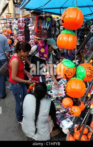 Jeune femme magasinant des costumes pour Halloween dans le marché de rue, la Paz, Bolivie Banque D'Images