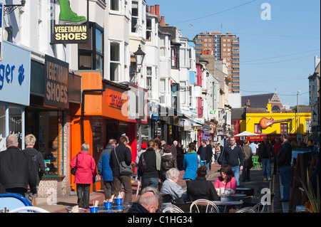 Les gens à Brighton, East Sussex, Angleterre, au début du printemps soleil dans Gardner Street dans le Nord de voie de la ville. Banque D'Images