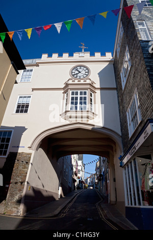 La porte est sur Fore Street, Totnes, South Hams, Devon, Angleterre, Royaume-Uni Banque D'Images