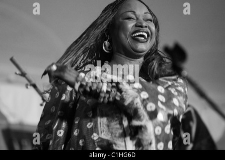 La chanteuse malienne Oumou Sangaré en prestation au Smithsonian Folk Festival annuel de la vie sur le National Mall à Washington, DC. Banque D'Images