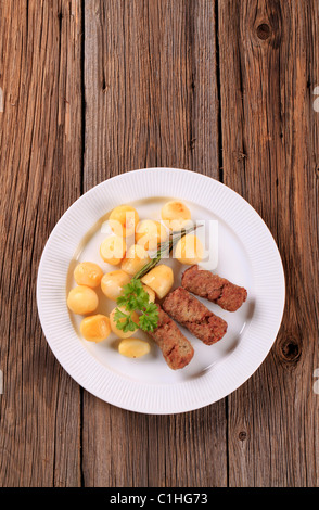 Doigt de la viande hachée et de pommes de terre rouleaux - frais généraux Banque D'Images