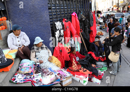 Femmes vendant des costumes et des masques dans le marché de rue pour Halloween, la Paz , Bolivie Banque D'Images