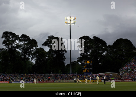 Andrew Strauss et Kevin Pietersen bat sous des lampes avant la pluie est installée en l'Angleterre V Australie cendres série Test Banque D'Images