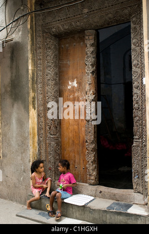 Les enfants sur le démarchage, Zanzibar, Tanzanie Banque D'Images