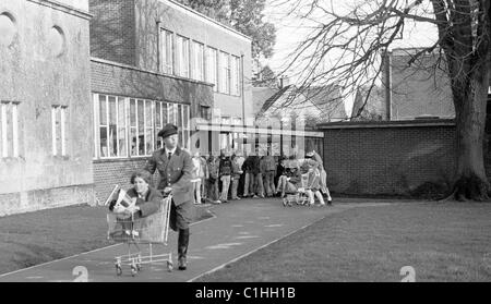 Personnel étudiants fancy dress Comic Relief première journée Nez Rouge école Devizes Wiltshire Angleterre Banque D'Images