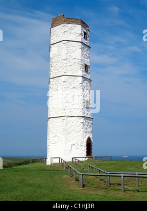 Ancienne octangular historique bâtiment phare de la tour de craie bleu ciel journée à Flamborough Head maintenu par l'Angleterre historique East Yorkshire UK Banque D'Images