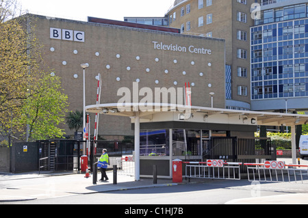 Scène de rue à Londres entrée de BBC Television Center immeuble avec gardien de sécurité pour sortir du véhicule & Blanc entrée Ville London England UK Banque D'Images