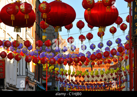 Quartier de Chinatown dans le quartier West End de Londres en gros plan De lanternes chinoises colorées suspendues au-dessus de China Town Gerrard Street Angleterre Royaume-Uni Banque D'Images