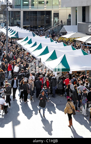 Scène de rue de Londres Vue de dessus à la recherche vers le bas sur des foules de gens au Royal Festival Hall parvis qui est utilisé pour un week-end Angleterre Royaume-uni marché alimentaire Banque D'Images