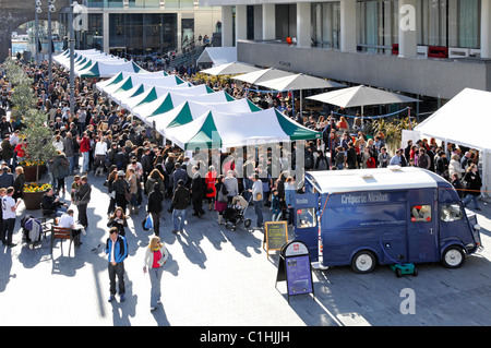 Scène de rue de Londres Vue de dessus à la recherche vers le bas sur des foules de gens au Royal Festival Hall parvis qui est utilisé pour un week-end Angleterre Royaume-uni marché alimentaire Banque D'Images