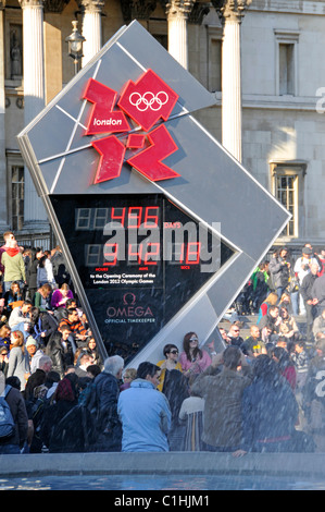 Des gens y compris des touristes autour de l'horloge à rebours Omega à Trafalgar Square comptant pour la cérémonie d'ouverture des Jeux Olympiques de Londres 2012 Angleterre Royaume-Uni Banque D'Images