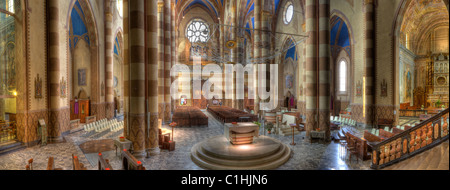 Vue de l'intérieur de la cathédrale San Lorenzo (aka Alba Cathédrale) à Alba, Italie. Banque D'Images