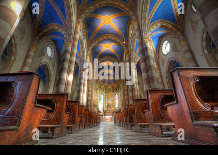 Vue de l'intérieur de la cathédrale San Lorenzo (aka Alba Cathédrale) à Alba, Italie. Banque D'Images