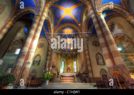 Vue de l'intérieur de la cathédrale San Lorenzo (aka Alba Cathédrale) à Alba, Italie. Banque D'Images