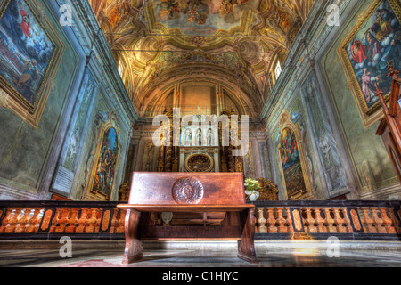 Vue de l'intérieur de la cathédrale San Lorenzo (aka Alba Cathédrale) à Alba, Italie. Banque D'Images