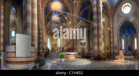 Vue panoramique de l'intérieur de la cathédrale San Lorenzo (aka Alba Cathédrale) à Alba, Italie. Banque D'Images